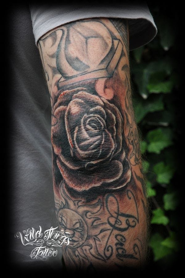 Black ad grey rose de Wild Things Tattoo #blackandgrey #rose #rosetattoo #elbowtattoo #elbow #WildThingsTattoo