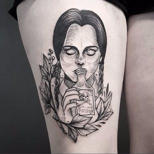 Impresionante tatuaje Wednesday Addams de Cutty Bage #CuttyBage #sketch #sketchstyle #blackwork # Wednesdayaddams