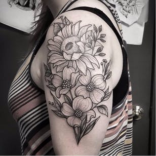 Tatuaje botánico de Cutty Bage #CuttyBage #sketch #sketchstyle #blackwork #flower