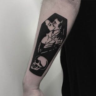 Pareja en un ataúd Tattoo por Johnny Gloom @JohnnyGloom #JohnnyGloom #Black #Blackwork #BlackTattoo #París #Coupletattoo #Cuffle #Skull