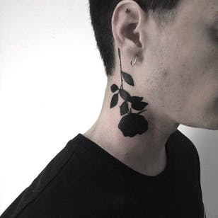 Tatuaje de silueta de rosa por Johnny Gloom @JohnnyGloom #JohnnyGloom #Rose #Black #Blackwork #BlackTattoo #Paris