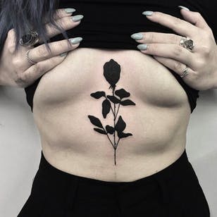 Bold Rose Silhouette Belly Tattoo por Johnny Gloom @JohnnyGloom #JohnnyGloom #Black #Black #BlackTattoo #París #Rose #Silhouette
