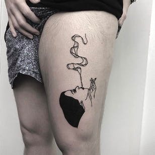 Tatuaje de mujer fumando por Johnny Gloom @JohnnyGloom #JohnnyGloom #Black #Blackwork #BlackTattoo #París #pinup #girl #woman #smoking