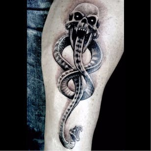 ¿Sabe quem fez essa tatovering?  Conta pra gente!  #BlackWork #DarkMark #MarcaNegra #MarcaNegraTattoo #HarryPotter #HarryPotterTattoo #Cráneo #Serpiente