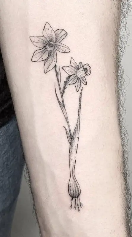 Tatuaje de narciso en el antebrazo