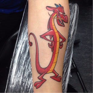 Tatuaje de Mulan, artista desconocido.  #mulan #disney #disneyprincess #chino # dragón #waltdisney