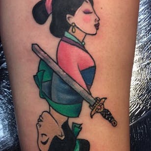 Tatuaje de Mulan por @littlebigbearo en Instagram.  #mulan #disney #disneyprincess #chino #espada #waltdisney