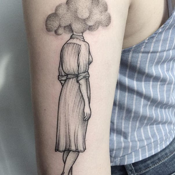 Tatuaje de puntillismo de Anna Neudecker.  #puntillismo #trabajo de puntos #AnnaNeudecker #nube #mujer