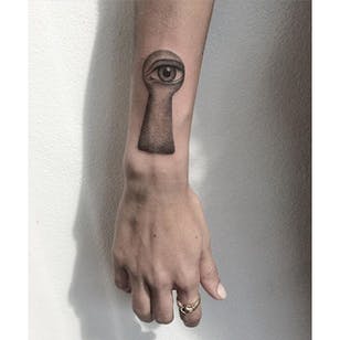 Tatuaje de puntillismo de Anna Neudecker.  # puntillismo #trabajo de puntos #AnnaNeudecker #keyhole #ye