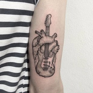 Tatuaje de puntillismo de Anna Neudecker.  # puntillismo #dotwork #AnnaNeudecker #guitar #anatomicalheart