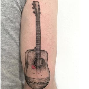Tatuaje de puntillismo de Anna Neudecker.  #puntillismo #dotwork #AnnaNeudecker #guitarra #landskab