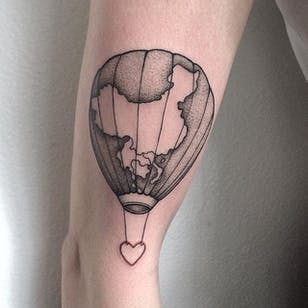 Tatuaje de puntillismo de Anna Neudecker.  # puntillismo #dotwork #AnnaNeudecker #continente #china #hotairballoon