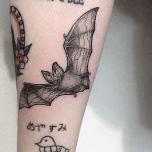 Tatuaje de puntillismo de Anna Neudecker.  # puntillismo #trabajo de puntos #AnnaNeudecker #bat