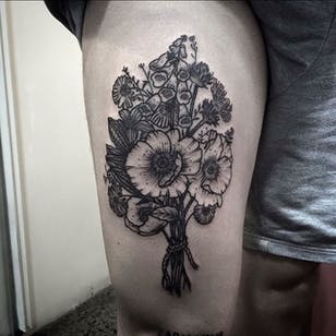 Tatuaje de ramo de líneas de @ olliet2.  #buket #flores #flora #botánico # negro-gris #line work # olliet2