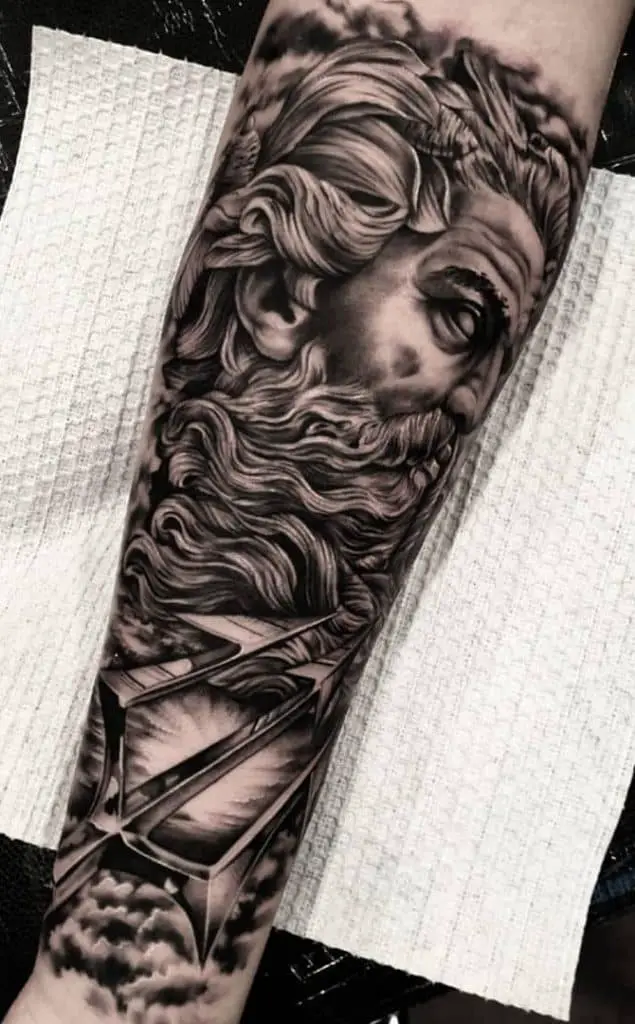 Tatuaje de Poseidón negro y gris