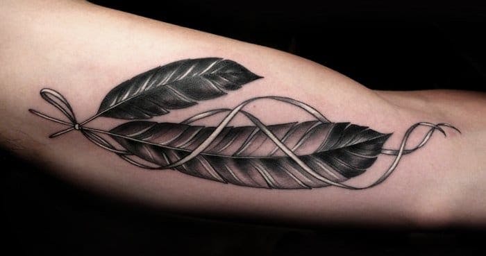 Hermosa pluma del artista del tatuaje de Scott Campbell #feather #scottcampbell #black work