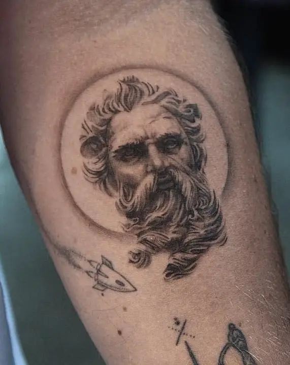 Pequeño tatuaje de Poseidón