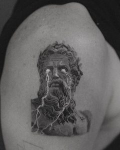 Pequeño tatuaje de Zeus