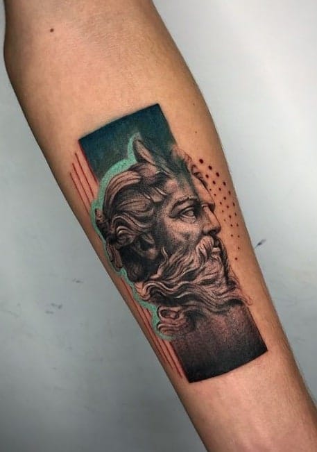 Tatuaje de Zeus en el antebrazo