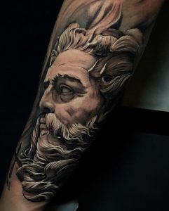 Tatuaje de Zeus en el antebrazo