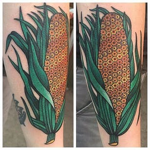 Tatuaje de maíz geométrico neo tradicional de Tomas García.  #neotradicional #geométrico #maíz #vegetales #maíz #TomasGarcia