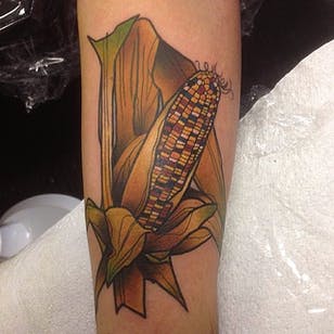 Tatuaje multicolor de mazorca de maíz de @hurricanesyl.  #neotradicional # maíz # huracanesilo # vegetales # maíz
