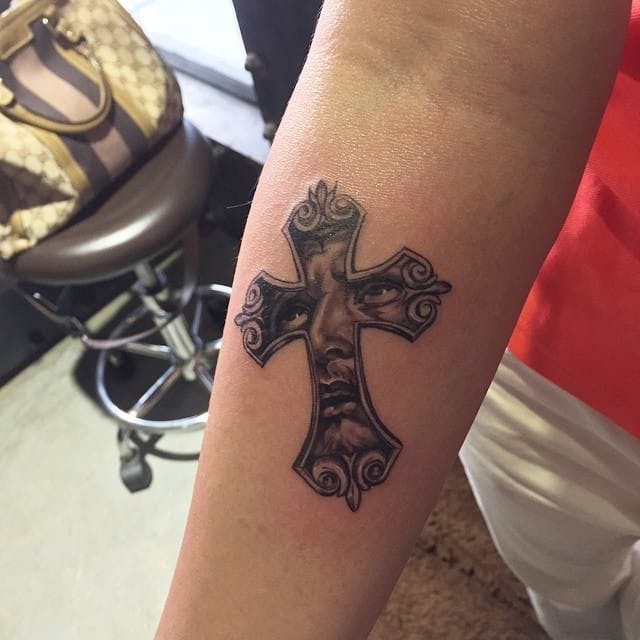 La silueta de la cruz puede contener muchos diseños, aquí está Jesucristo, uno de los signos comunes utilizados en los tatuajes de cruces, por Quốc Nguyễn.  #cruzar #crosstattoo #silthouette #jesuschrist #christ