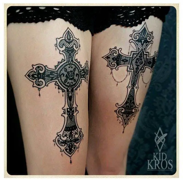 ¡Elegante par de tatuajes cruzados rubios en los muslos de Kid Kros!  # muslos #cruzar #crosstattoo #kidkros #coincidir #tattoopair