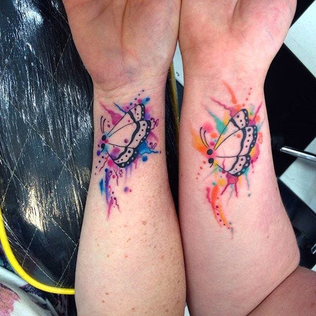 Tatuajes de madre e hija conmovedores de @electric_butterfly_tattooo.  ¡Tatuajes de punto y coma a juego!  # coincidente # punto y coma # madre e hija