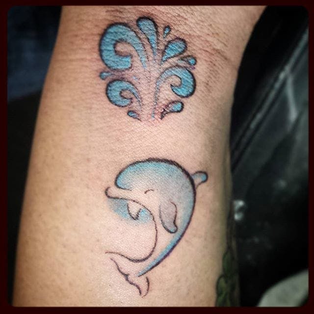 Puede convertir el punto y coma en animales lindos.  Aquí hay un lindo tatuaje de punto y coma de Paula Stirland.