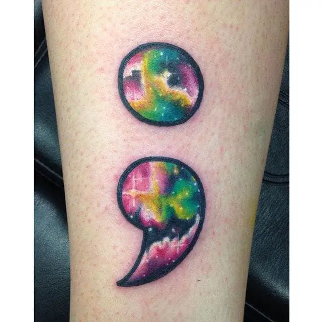 Genial tatuaje cósmico de Laura Kennedy.  #cósmico #laurakennedy # acuarela #semicolon