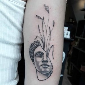 Tatuaje de estatua griega