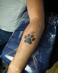 Tatuaje de pata de perro