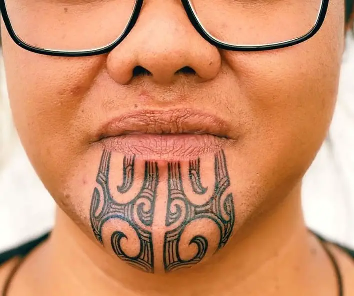 Tatuaje Maorí En La Barbilla