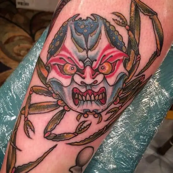 Tatuaje de heikegani en el brazo