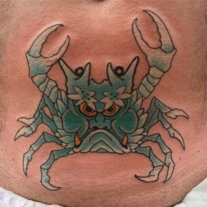 Tatuaje de heikegani en el abdomen