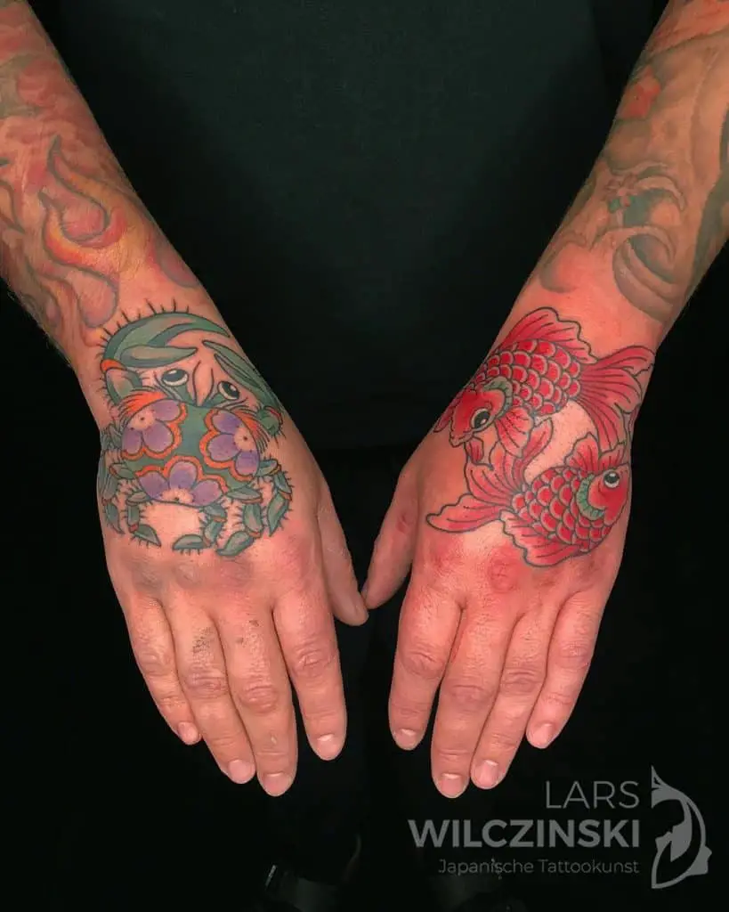 Tatuaje de Heikegani en el dorso de la mano
