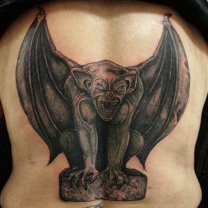Tatuaje de gárgola en la espalda