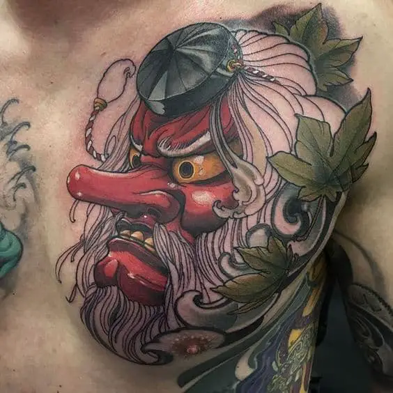Tatuaje de máscara de tengu en el pecho
