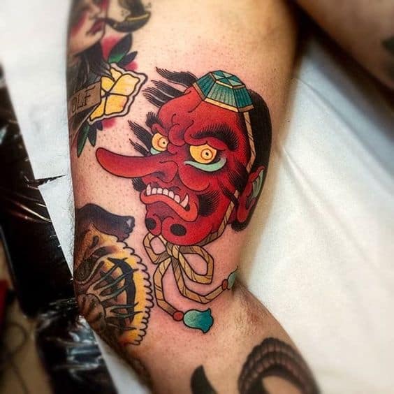 Tatuaje de máscara de tengu en el brazo