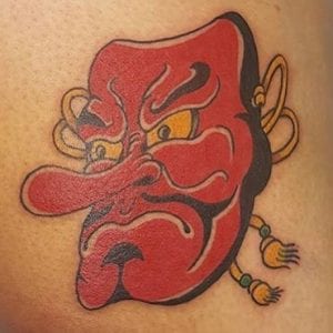 Tatuaje de máscara de tengu en la piel