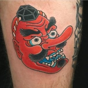 Tatuaje de máscara de tengu en la piel