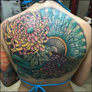 Flor de crisantemo como parte de un tatuaje japonés en la espalda.  Por Brie Felts.  #blomst #krysantemum #fan #Japansk #BrieFelts