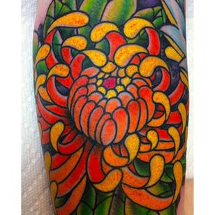 Tatuaje de crisantemo súper brillante y colorido de Jae Connnor.  #flor #crisantemo #japonés #JaeConnor