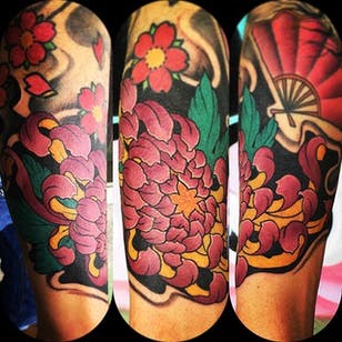 Tatuaje de crisantemo de Andrea Pinna.  #flor #crisantemo #otradicional #AndreaPinna