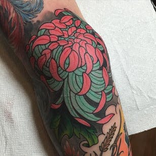 Tatuaje de crisantemo pastel de Alex Gardner.  #flor #crisantemo #japonés #pastel #AlexGardner