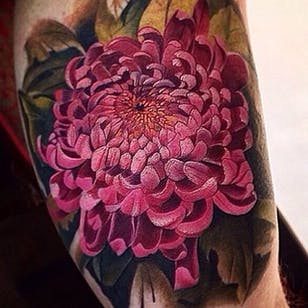 Tatuaje de crisantemo con realismo de color de Jean Alvarez.  #realismo #farverealisme #blomst #krysantemum #JeanAlvarez