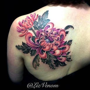 Tatuaje de crisantemo de realismo de color estilizado de Liz Venom.  #flor #crisantemo #realismo #farrealismo #stylerealism #LizVenom