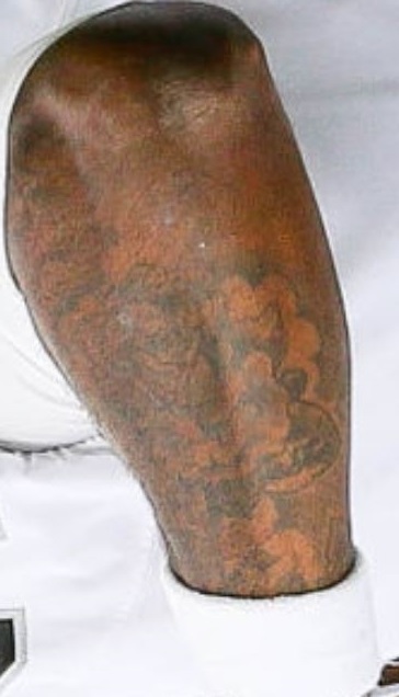 Tatuaje de EJ en el brazo izquierdo