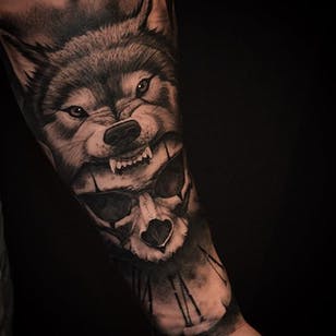 Intenso tatuaje de lobo y calavera de Ben Thomas.  #realismo #gris negro # negro-gris -realismo #retrato #BenThomas #lobo #cabeza